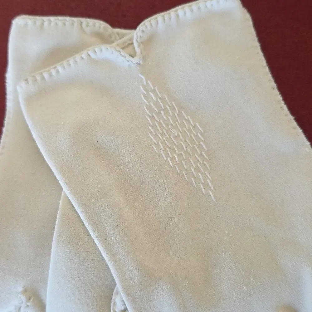 Vintage Elegant White Short Hand Stitched Nylon Blend Gloves Womens OS On Trend